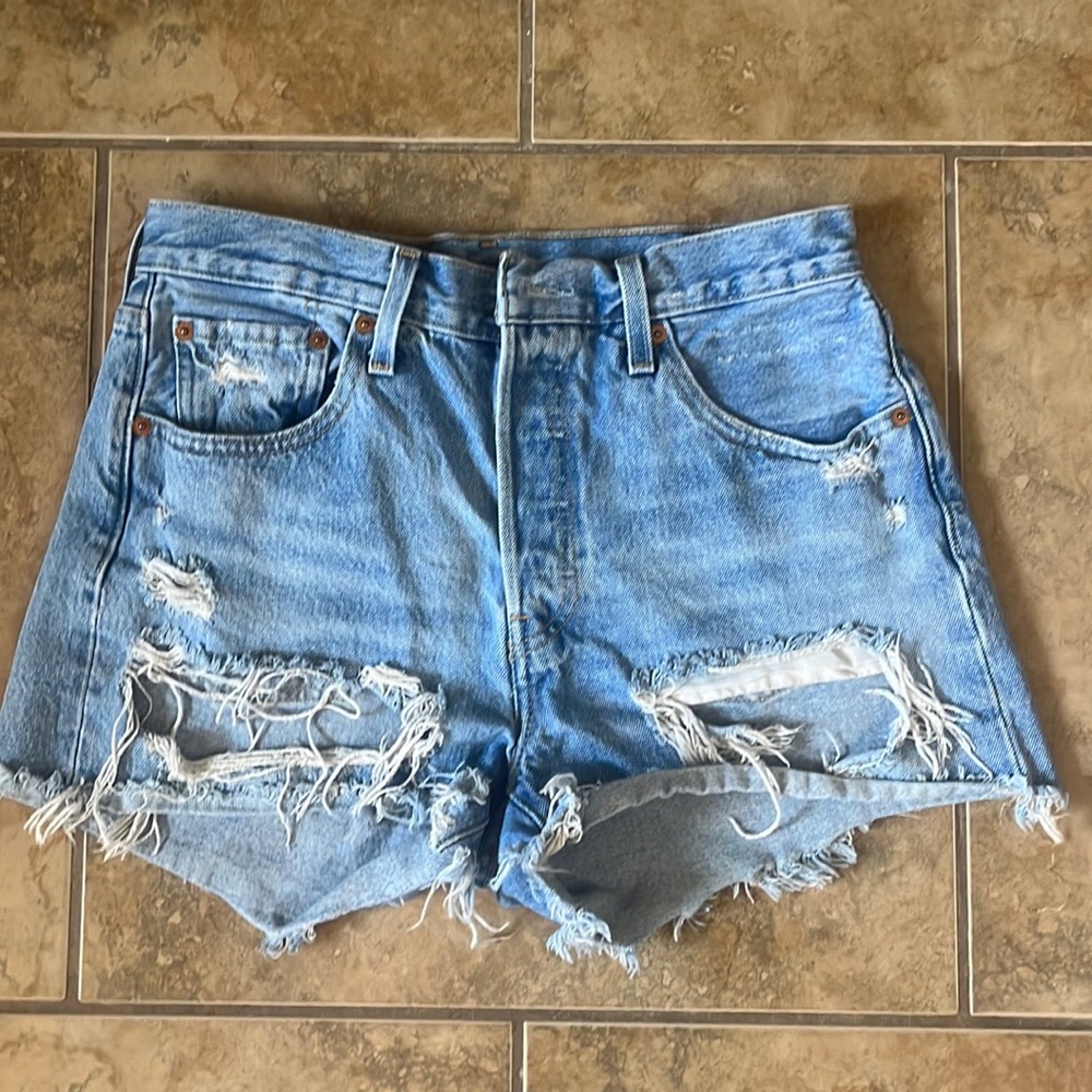 Levi’s cutoff denim shorts W28